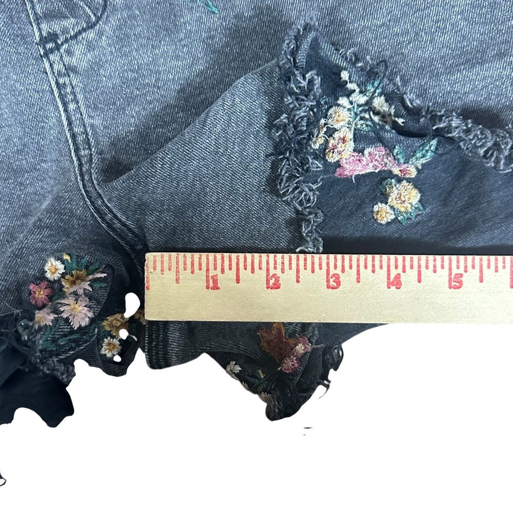 Driftwood Shortalls Womens S Grey Floral Embroidered Denim Raw Hem Overalls - Picture 6 of 8
